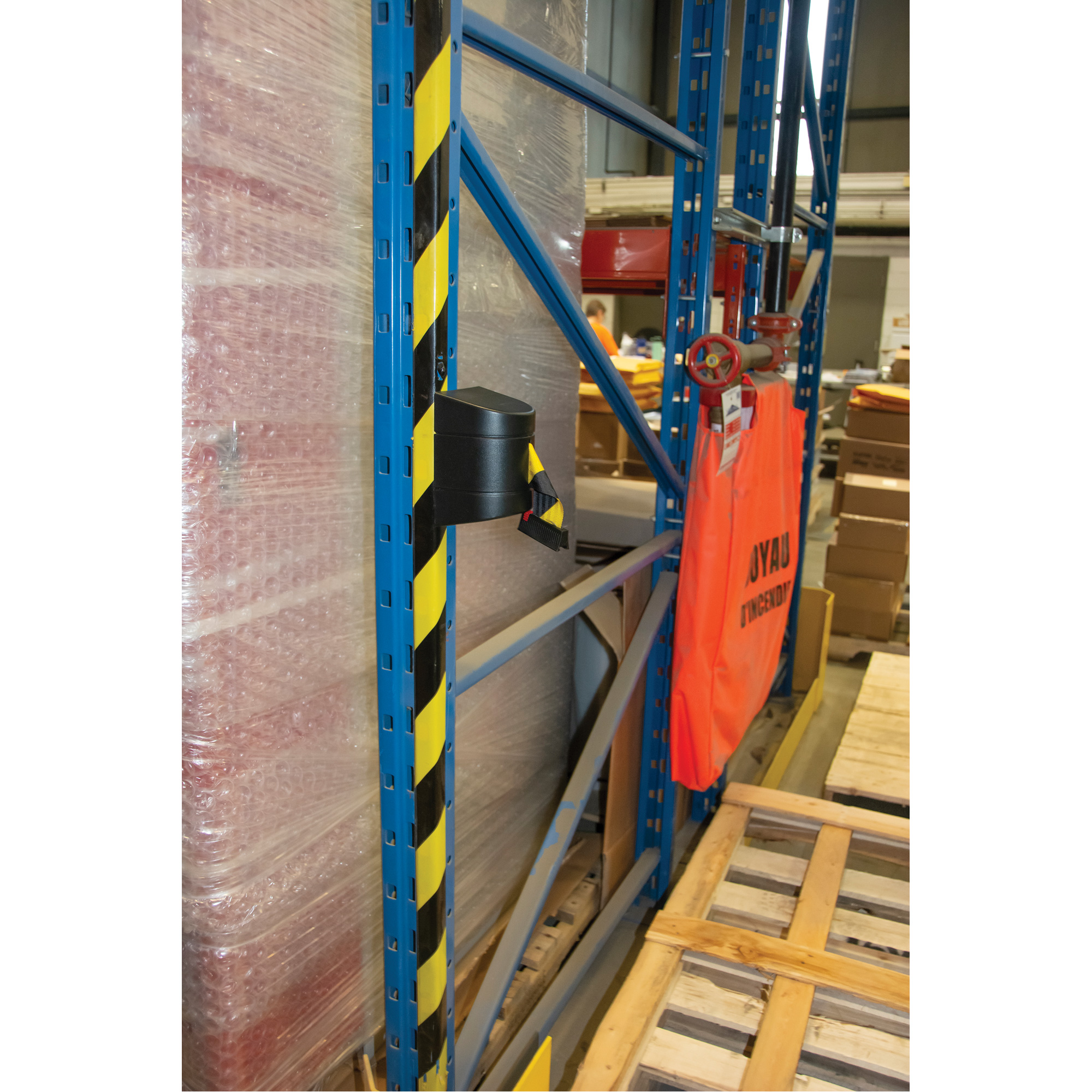 Barrière à fixation murale avec ruban magnétique, Acier, Fixation par vis, 7', Ruban Jaune - SGR023